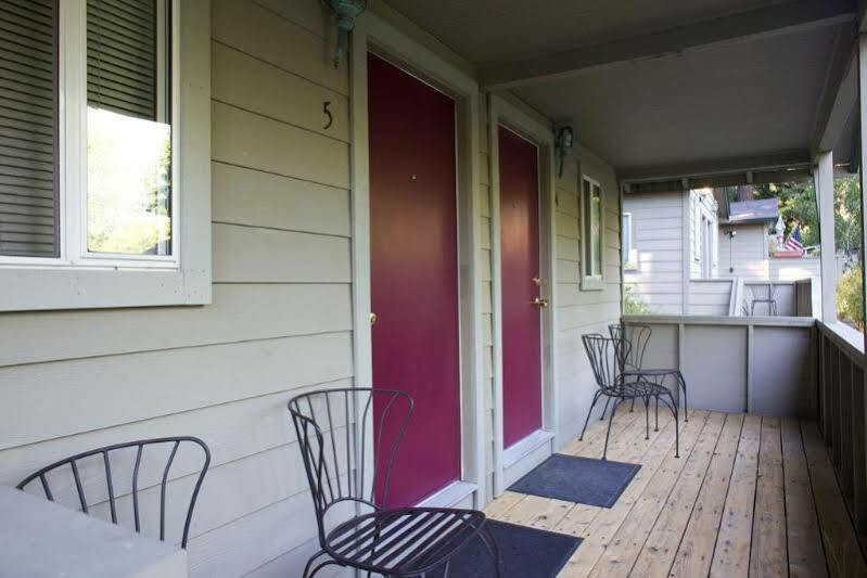 On River Road 3* Guerneville